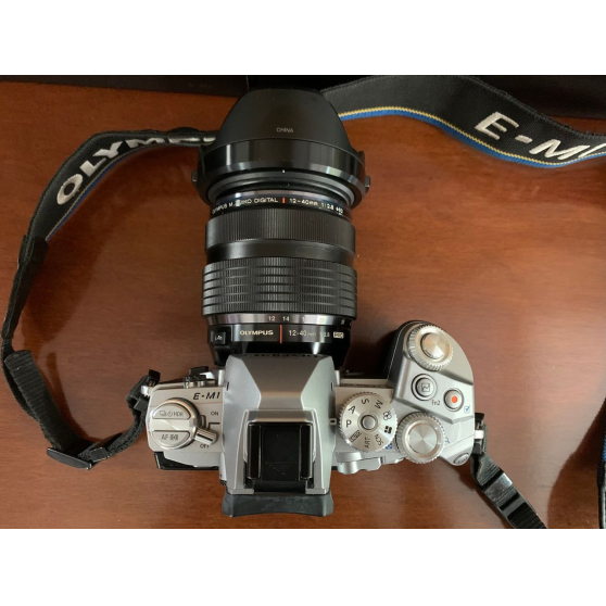 Olympus OM-D E-M1 avec bo&icirc;tes d\'origine